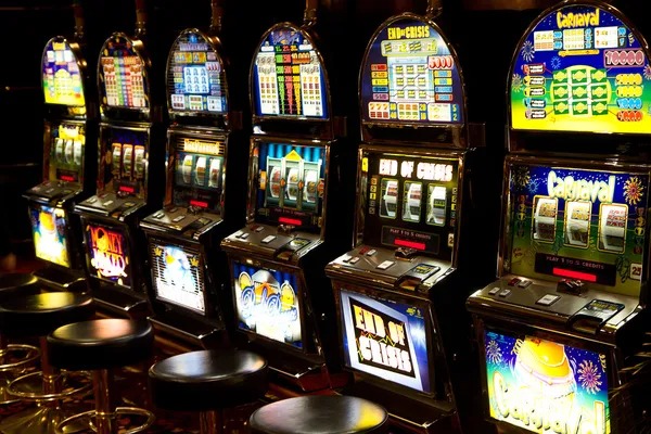 Live Casino Hold'em table on qqdewatoto with dealer and cards
